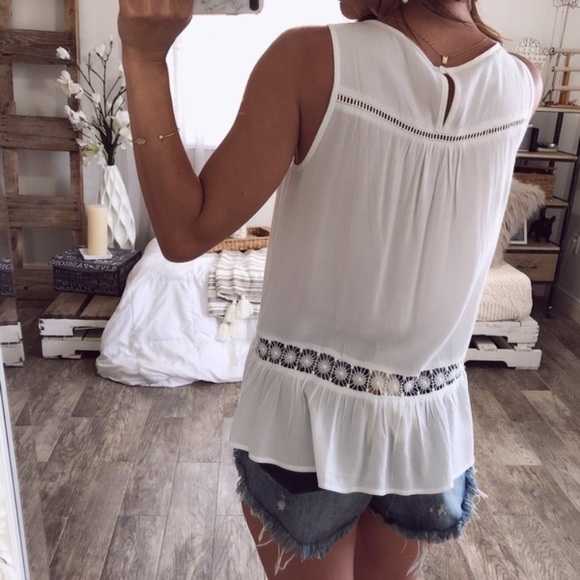 White Round Neck Sleeveless Pullover Loose Blouse - Picture 2 of 7